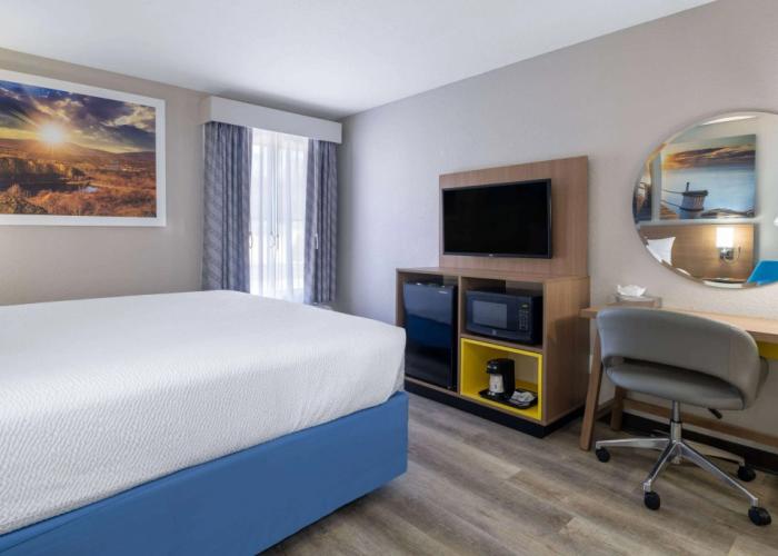 Days Inn & Suites by Wyndham Commerce