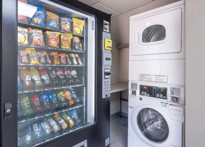 Days Inn & Suites by Wyndham Commerce