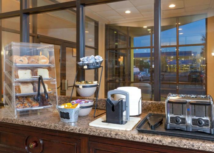 La Quinta Inn & Suites by Wyndham Secaucus Meadowlands