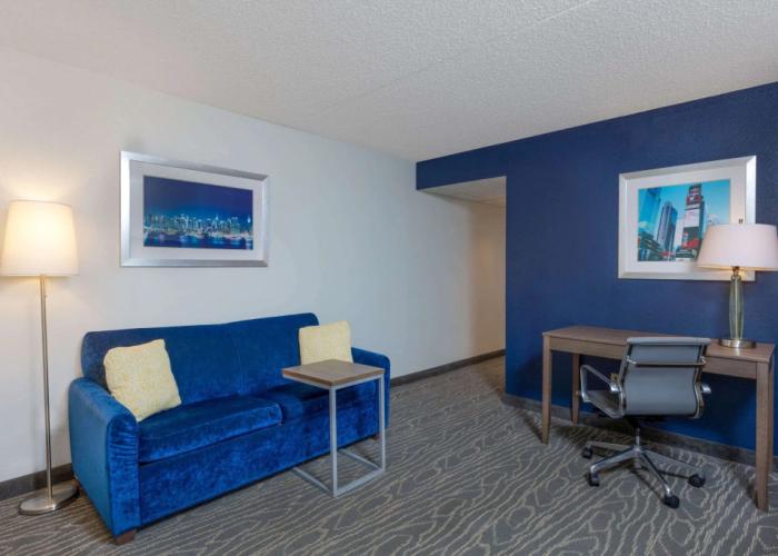 La Quinta Inn & Suites by Wyndham Secaucus Meadowlands