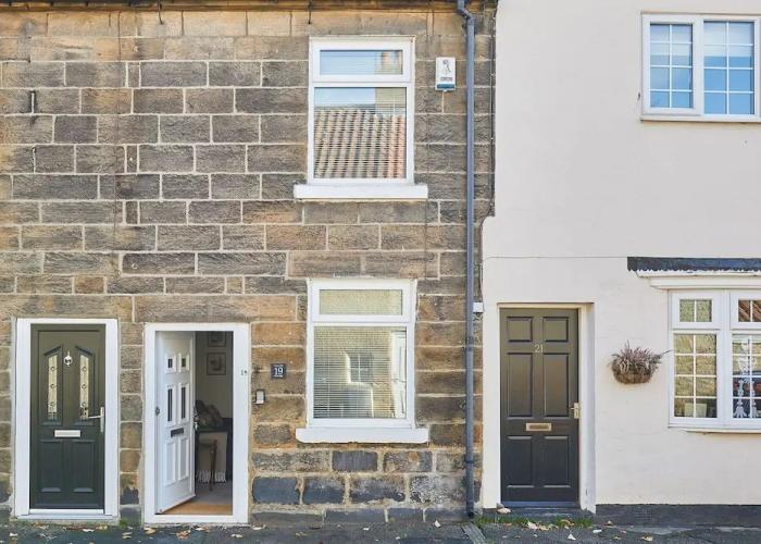 Host Stay Waterlily Cottage