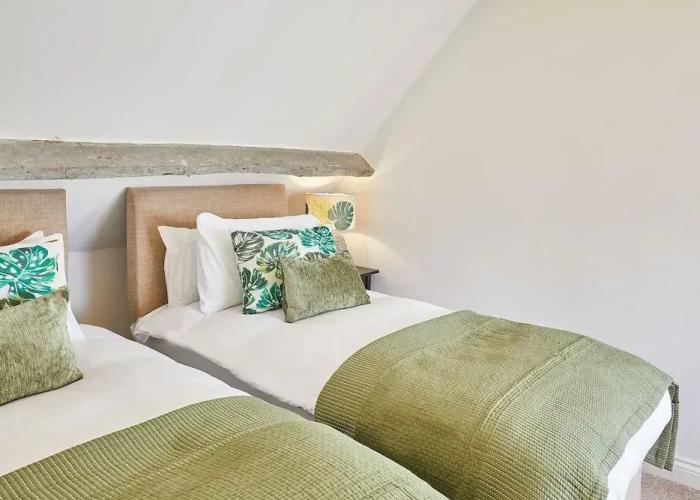 Host Stay Waterlily Cottage