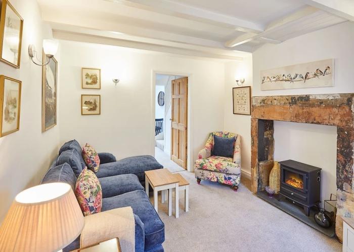 Host Stay Waterlily Cottage