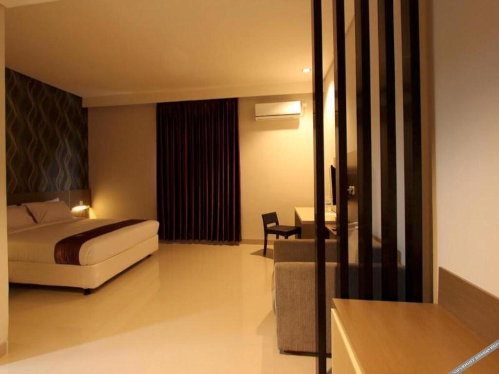 Smile Hotel by RedDoorz