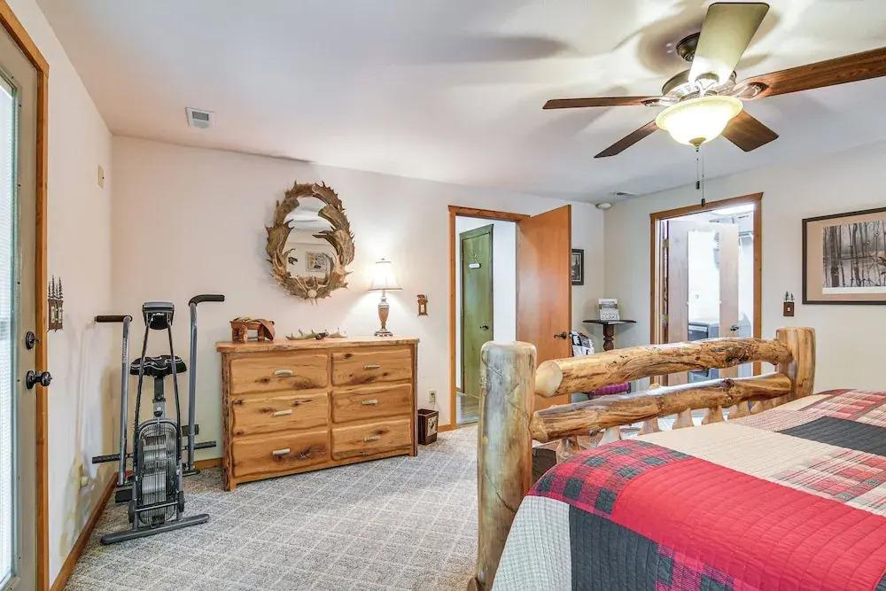 3 Mi to Table Rock Lake: Cabin w/ Fire Pit!