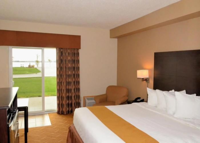 Cobblestone Inn and Suites - Lake View