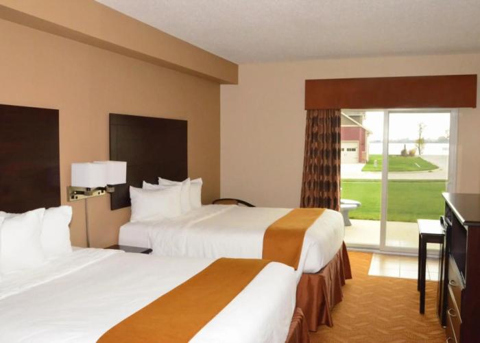 Cobblestone Inn and Suites - Lake View