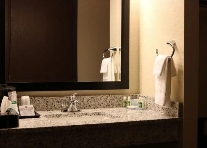 Cobblestone Inn and Suites - Lake View