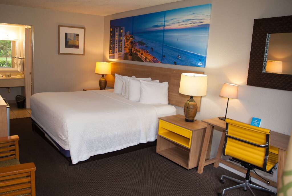 Days Inn by Wyndham Cocoa Cruiseport West At I-95/524