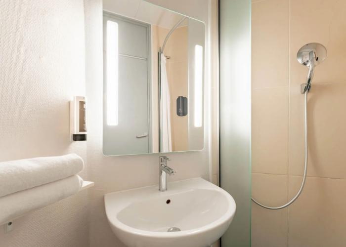 B&B HOTEL Calais Centre Saint-Pierre
