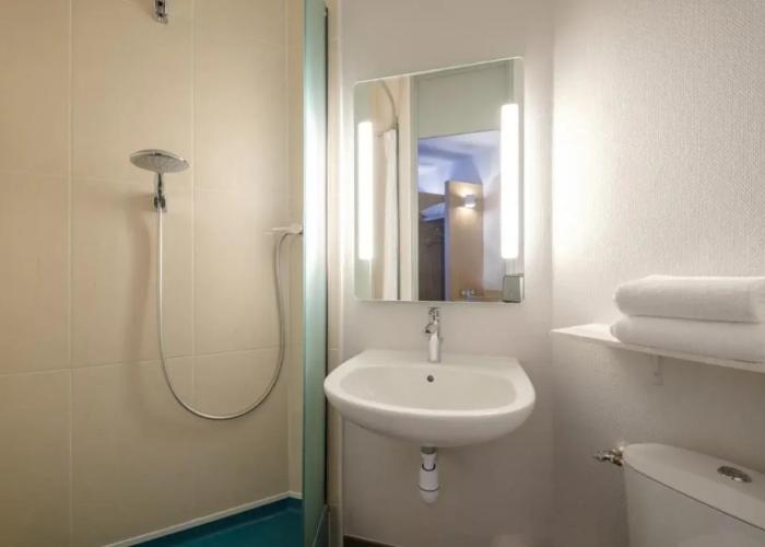 B&B HOTEL Calais Centre Saint-Pierre