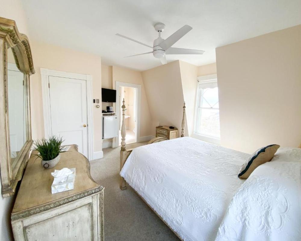 By the Sea Guests Bed & Breakfast & Suites