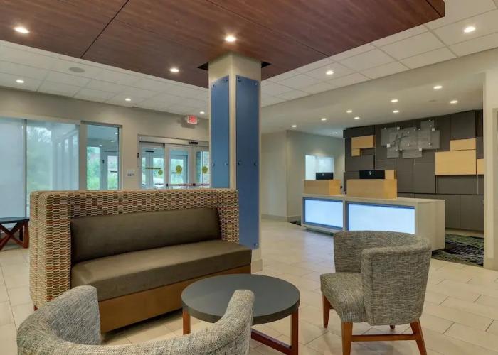 Hol. Inn Exp.  SAUGERTIES - HUDSON VALLEY