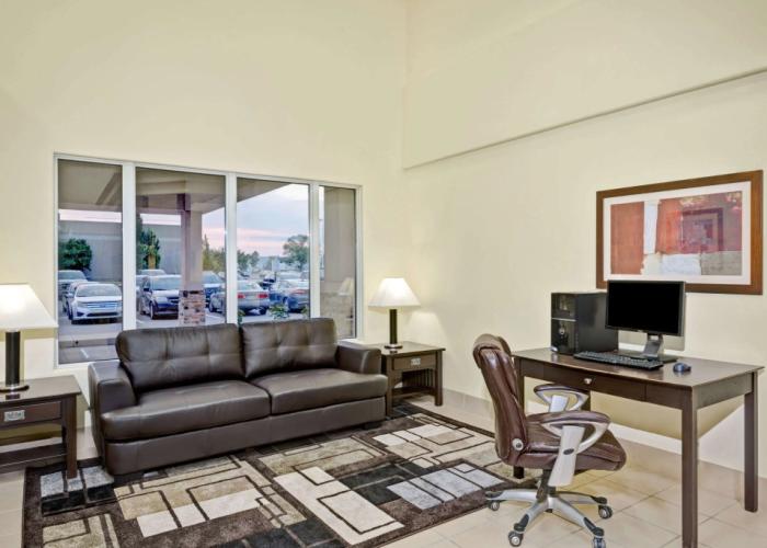 Super 8 by Wyndham Barrie South