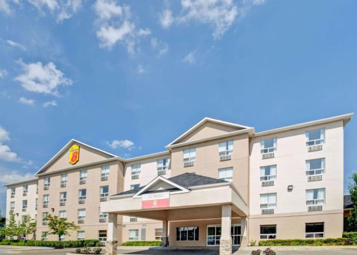 Super 8 by Wyndham Barrie South