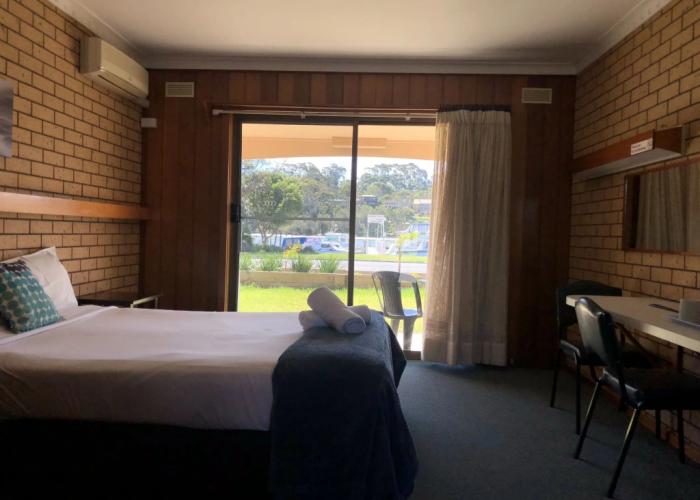 Lakeside Motel Waterfront