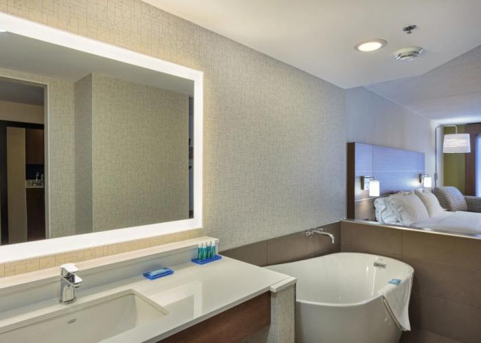 Holiday Inn Express & Suites Belleville by IHG