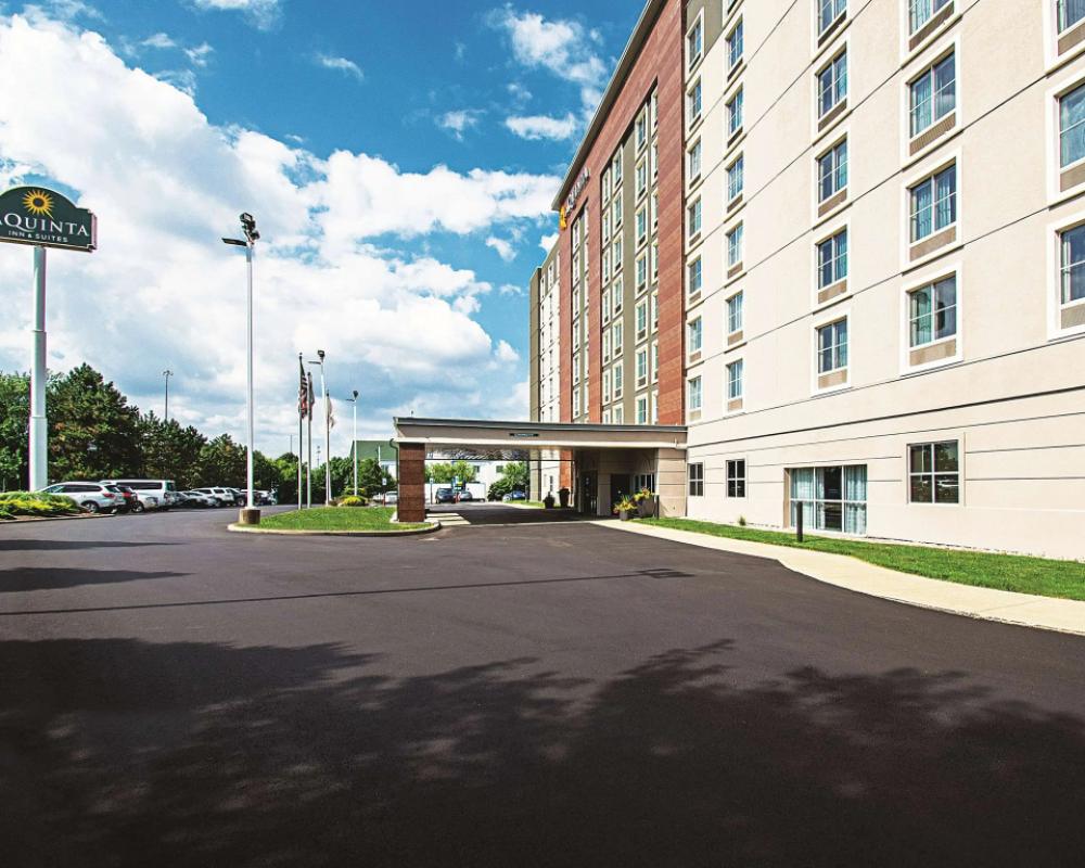 La Quinta Inn & Suites by Wyndham Cincinnati Sharonville