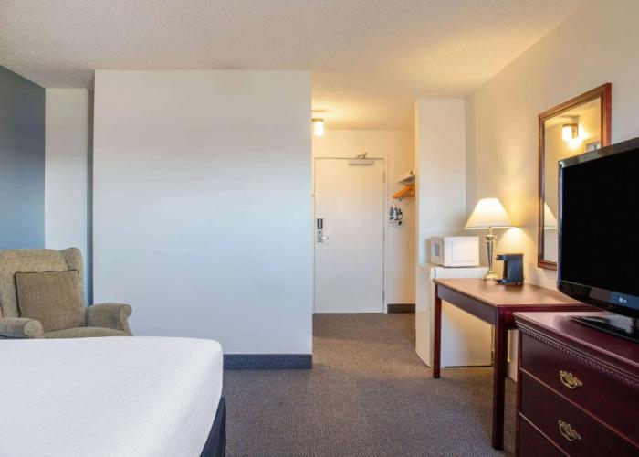 Days Inn & Conference Centre by Wyndham Camrose Norsemen