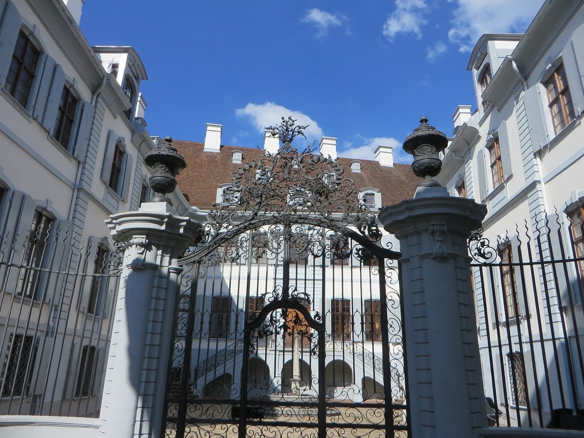 The Blue House and the White House